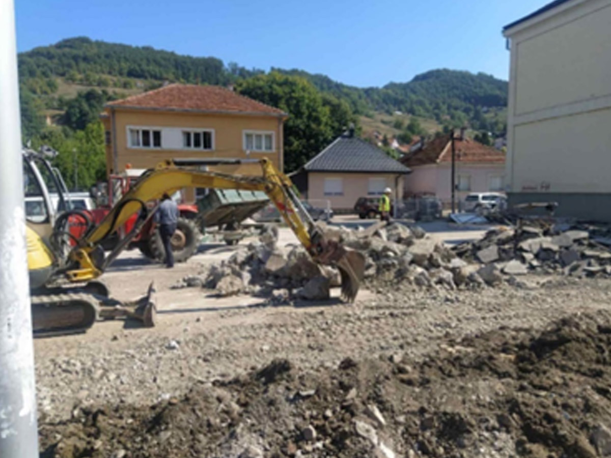 rekonstrukcija-i-adaptacija-skolskog-dvorista-i-igralista-tehnicke-skole-u-ivanjici-007